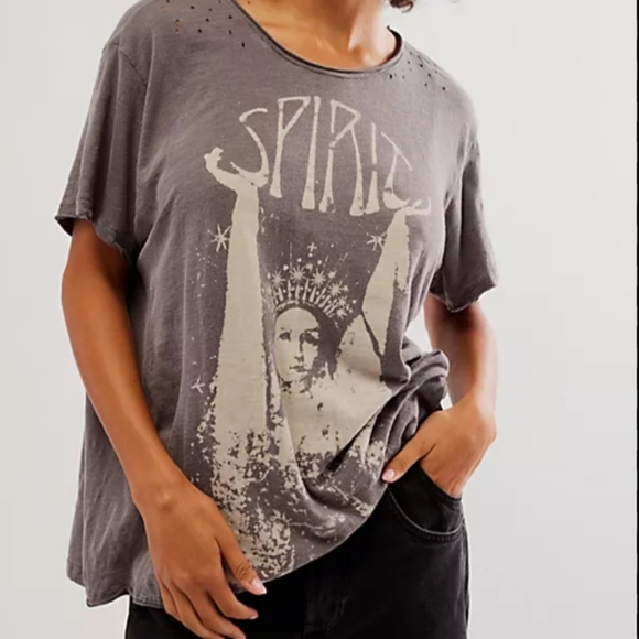 Magnolia Pearl Spirit Graphic Tee in Gray - Picture 3 of 7